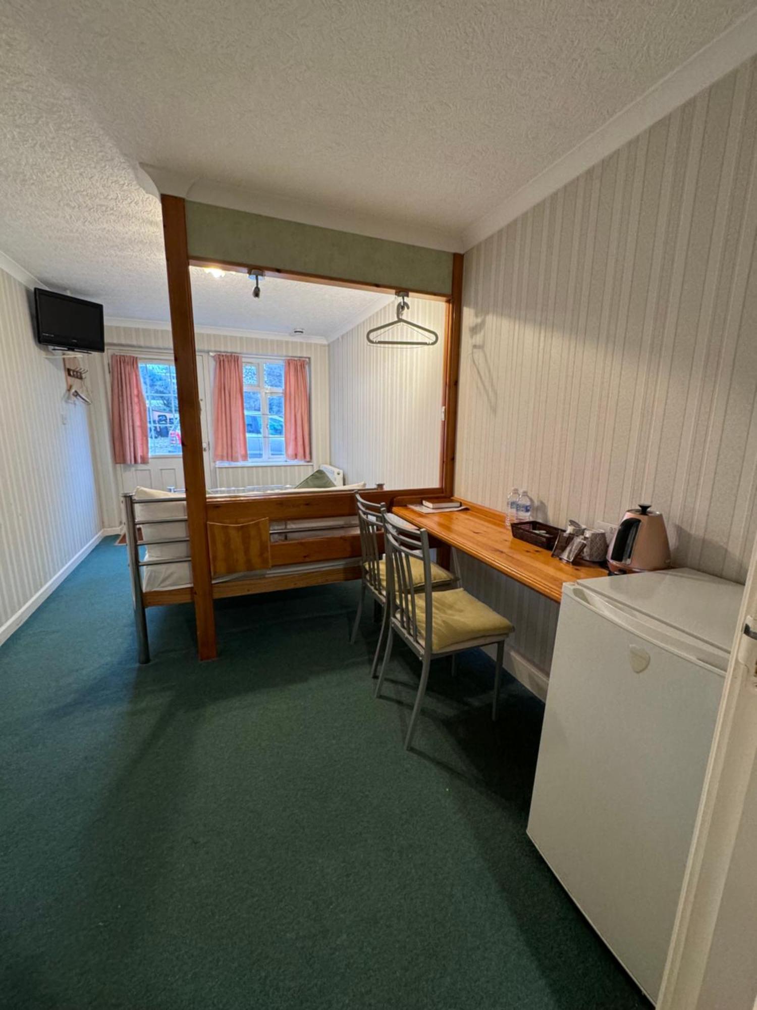 All Seasons Gatwick Guest House & Parking Horley Exterior foto