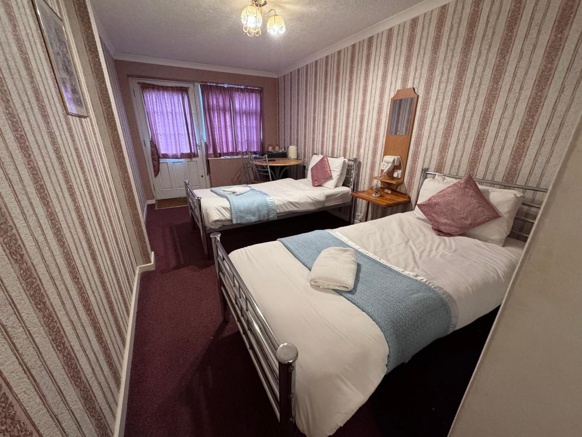 All Seasons Gatwick Guest House & Parking Horley Exterior foto