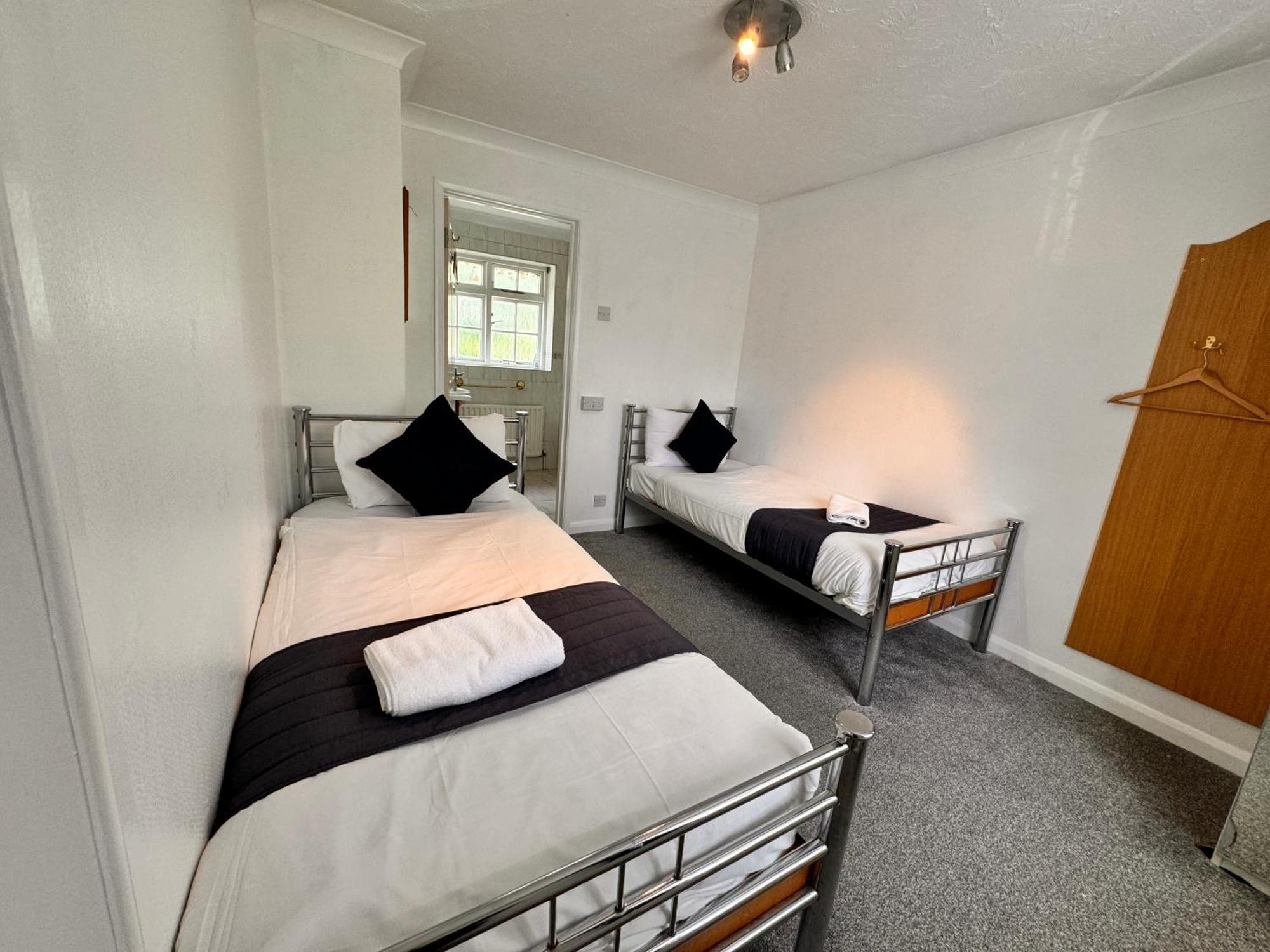 All Seasons Gatwick Guest House & Parking Horley Exterior foto